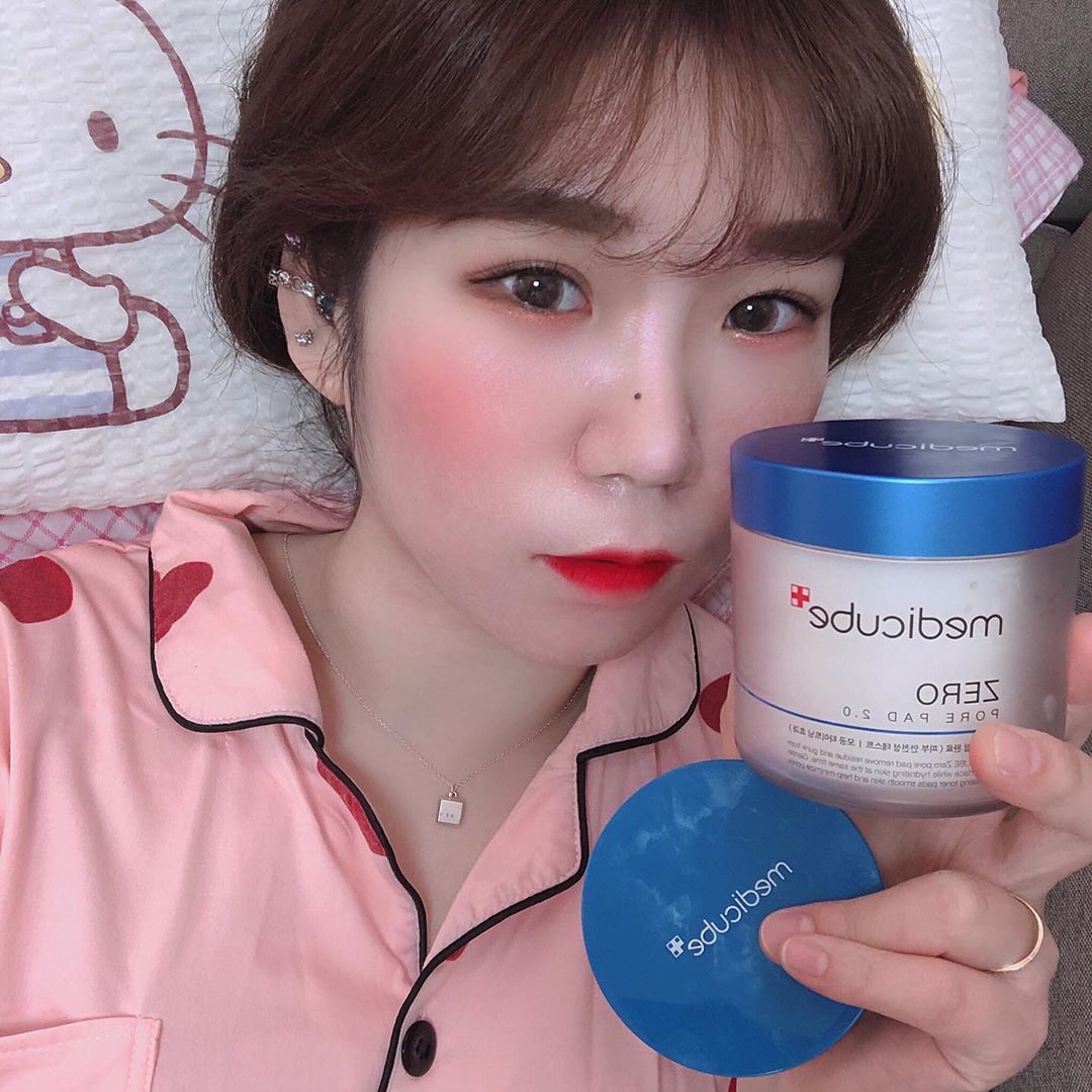 🌸성경🌸 on Instagram: “요즘들어 마스크매일 끼고 다녀서 각질이며 트러블났는데 이거쓰고 진정되서 점점 개선되고 피부결이 더좋아보여요 ⭐️제로 모공패드 2.0 11가지 임상완료한 모공 타이트닝.피지개선.각질 제거효과 ⭐️속 뚜껑과 집게가 포함되어있어 위생적으로 사용할수록…”