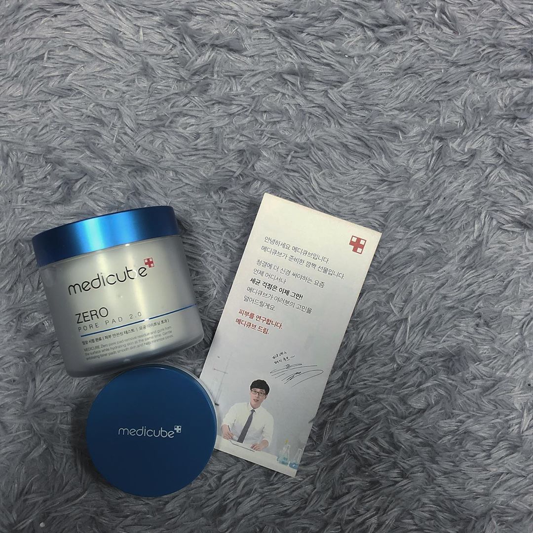 선 경 on Instagram: “본 글은 메디큐브에서 제품을 제공 받아 작성한 후기입니다. ———————————————————————— 제로 모공 패드 2.0은 11가지 임상을 완료한 모공 타이트닝 효과 제품으로 이미 입소문이 나있는 제품인데요.  피지 개선은 물론 각질 및 노폐물…”