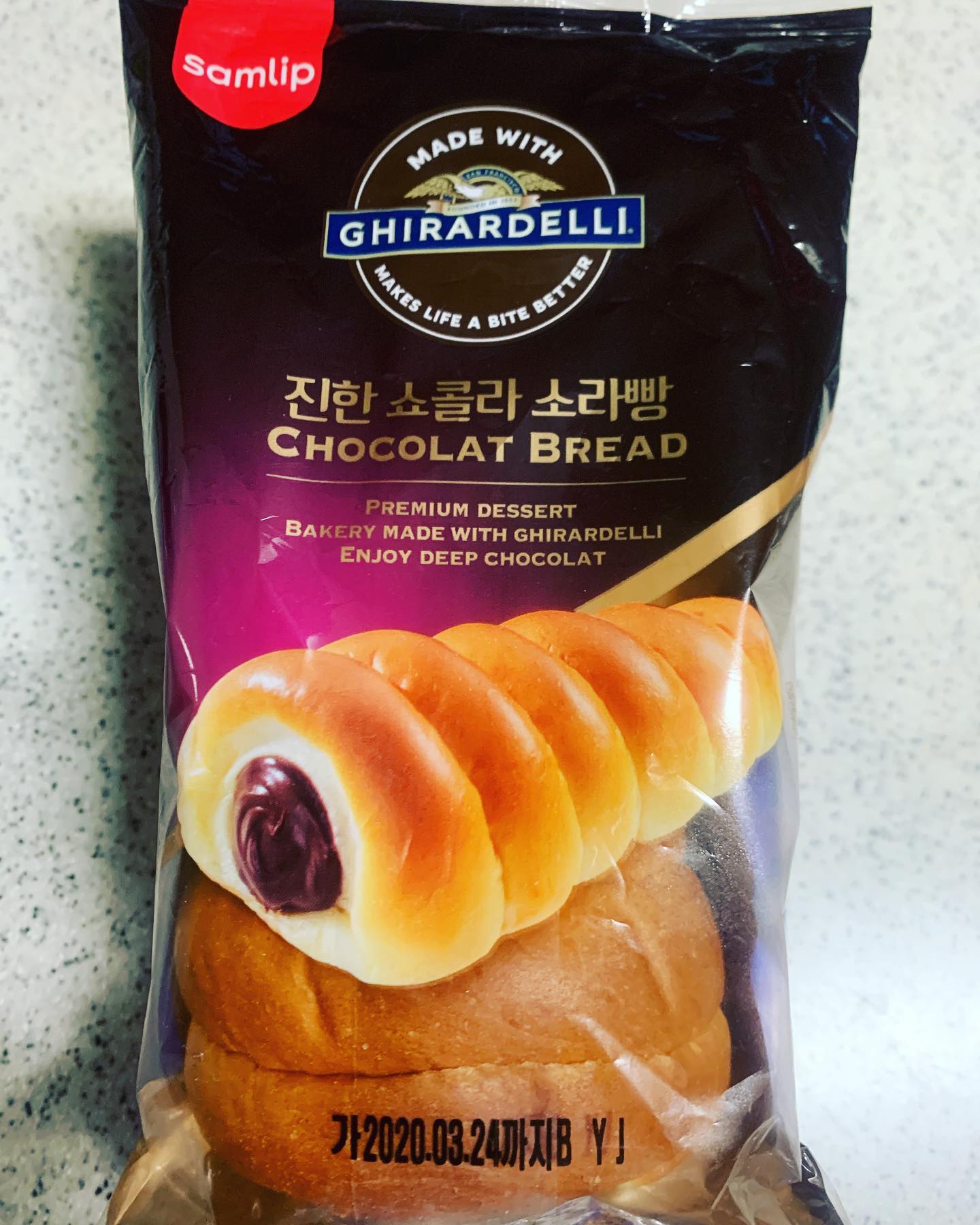 소라빵 먹어 본 사람🙋🏻‍♀️🙋🏻🙋🏻‍♂️
#진한 쇼콜라 소라빵
#기라델리초콜릿
#삼립
#빵순이
#빵맛집