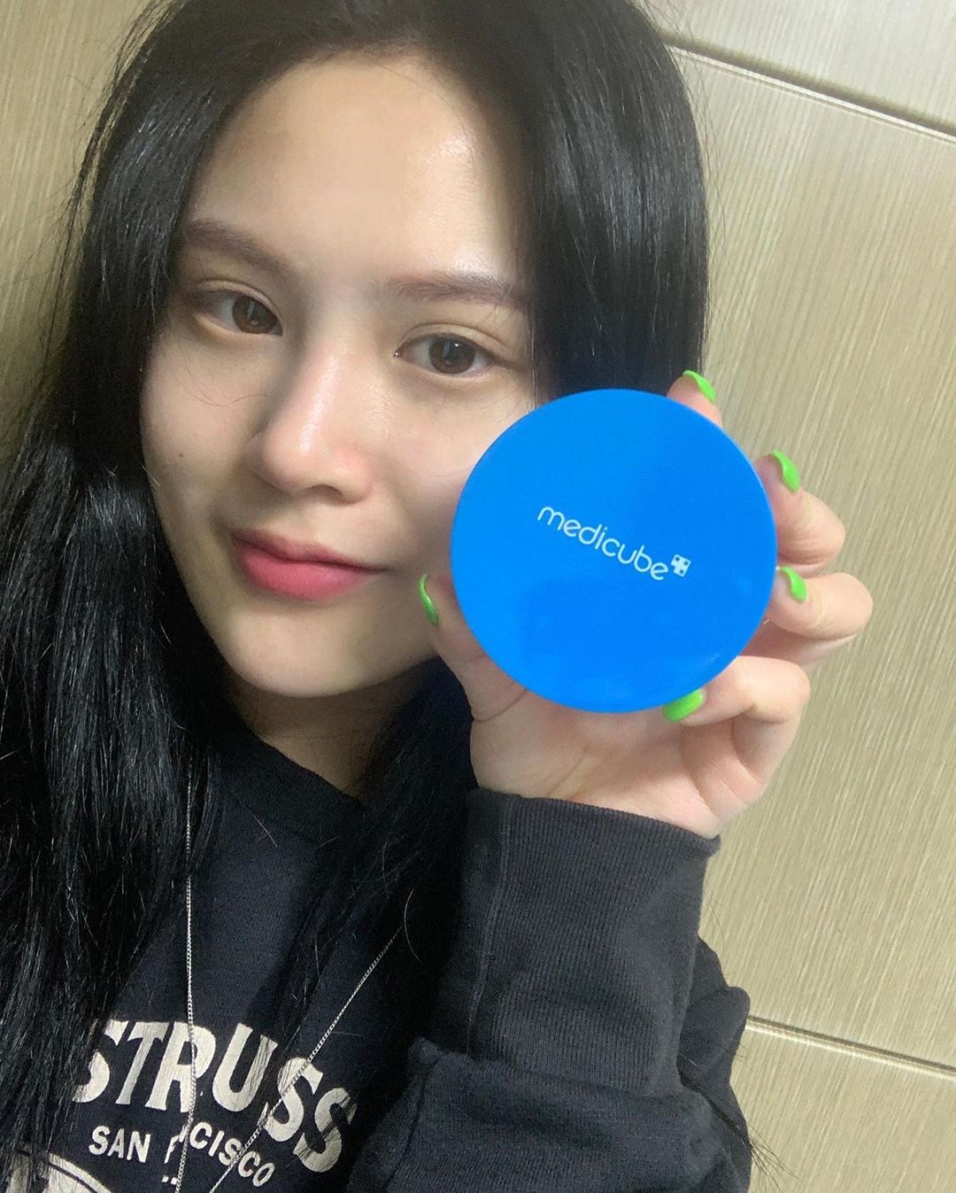 나예🕊 on Instagram: “. 메디큐브에서 써보라고 보내주신 리뉴얼된 제로모공패드🆘. 2주밖에 안됬는데 하루하루 모공줄어드는게 보여요💙  피부과가서 관리받을 필요가 따로 없어😭😭. 휴대용 케이스에 담아서 따로 챙겨다니니 최고👍🏻. . . . ✔️늘어난 모공을 오랫동안…”