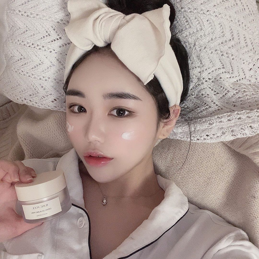 🍓디니듀🍒 on Instagram: “봄🌻이 다가오면서 속건조가 심할 때 바르면 좋을 듯한 수분크림 입니당 ! ! ! . 쫀쫀한데 끈적이지는 않아서 요즘 같은 날씨에 바르기 딱 💛이랄까 , , , ? . + 유수분 밸런스 + 미백/주름개선까지 (외않써 ?) . #블랑풀 #크램드블랑풀…”