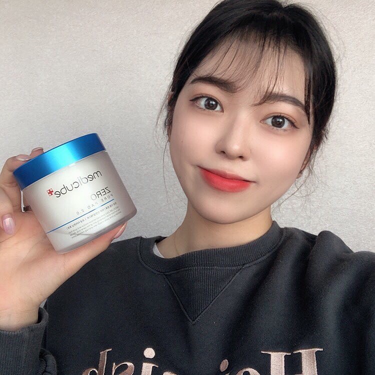 イェウォン(22) on Instagram: “⠀ 💙메디큐브 제로모공패드💙 ⠀ 요즘같이 마스크로 자극받은 피부에 사용하기 좋아요:) 피지개선은 물론 각질, 노폐물 제거에까지 도움이 되는 패드! ⠀ 속뚜껑과 집게로 위생적으로 사용할 수 있어서 굳이에용 ⠀ ⠀ ⠀ ⠀ ⠀ #메디큐브 #medicube…”