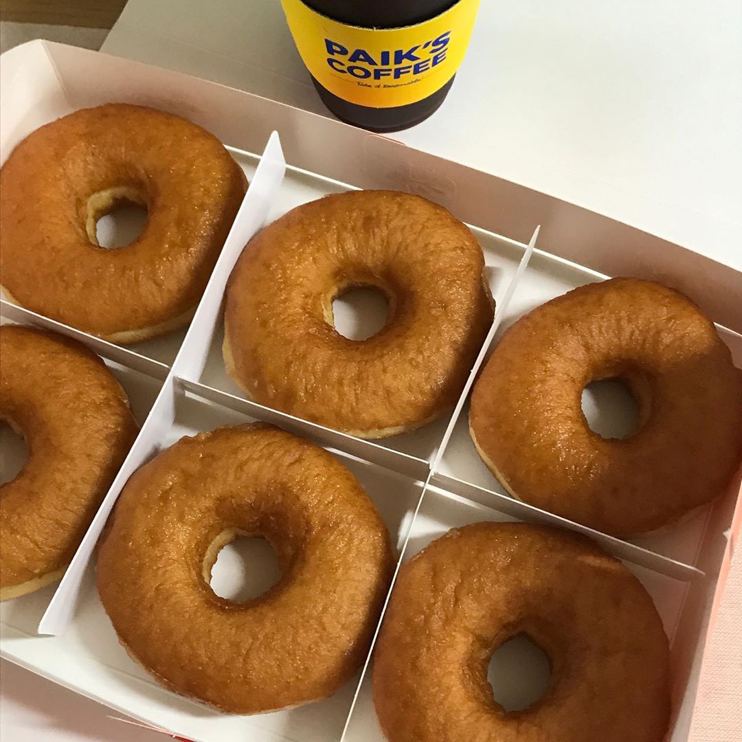 혜인 on Instagram: “봄산타_🍩
문을 사이에 두고 다녀간.
잘먹을게요💛 커피까지 어쩜💛
_
#스릉흔드”