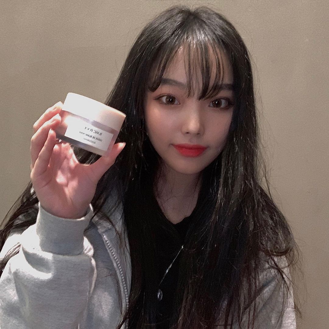 최문경 on Instagram: “피부에서 광나게 해주는 이 아이도 요즘 애용중인 크림이에요 ! ! 쫀쫀한데 끈적이지도 않고 미백과 주름개선까지 도와주는 수분크림으로 유수분 밸런스도 맞춰주고 속건조를 잊게해준 아이 ,, 💛  #블랑풀 #크램드블랑풀 #수분크림 #수분크림추천…”