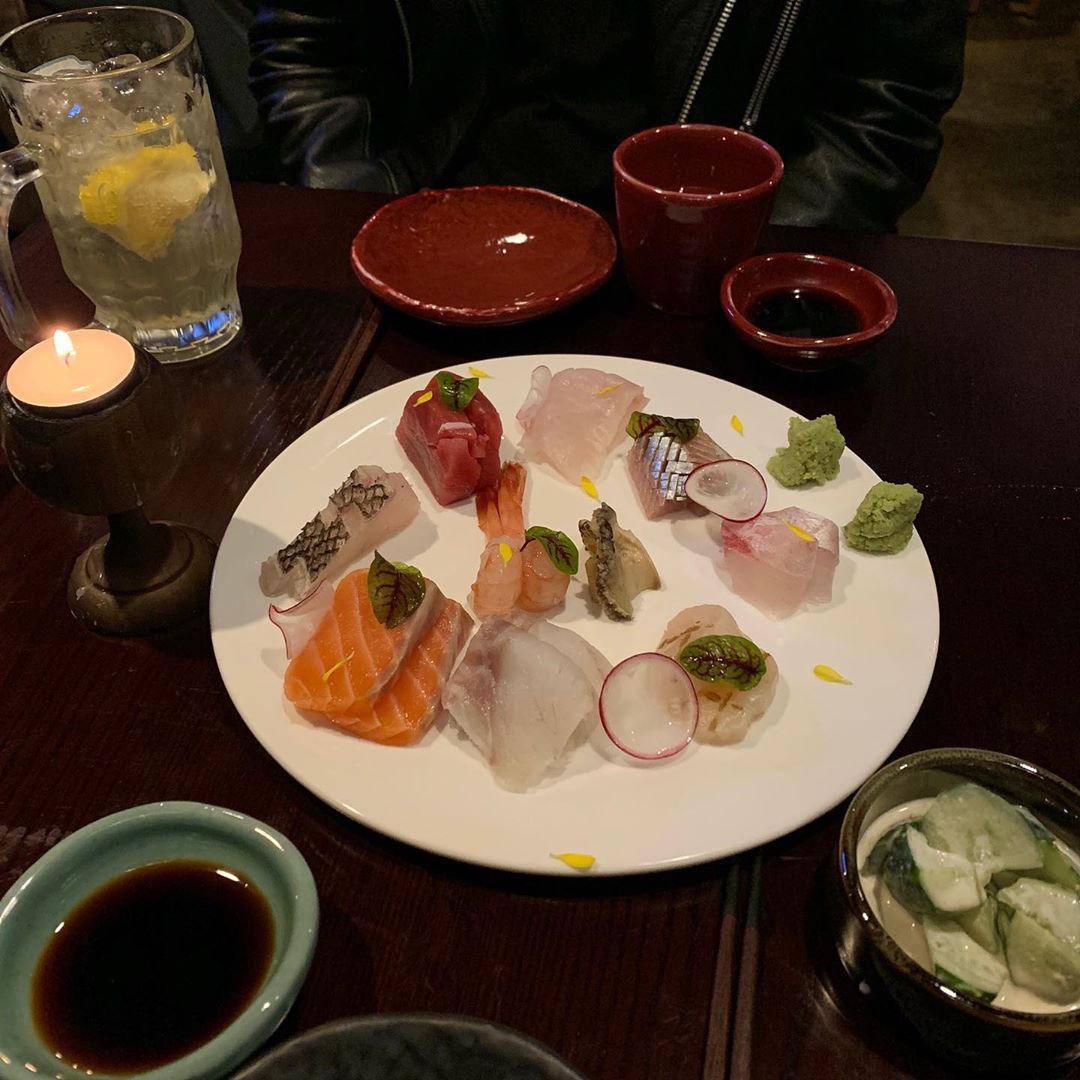 황아영(Hwang Ayoung) on Instagram: “주문하면 사장님이 바로 썰어주시는 
쫀득쫀득 살살녹는 사시미 & 크리미 크리미 명란 크림파스타
그나저나 플레이팅 넘 예쁘구,, 여기 진짜 분위기도 맛도 최고,,💕
역시 연남동엔 숨겨진 예쁜 맛집들이많아🙄
담번엔 바테이블에서 먹어야지,,👏🏻”