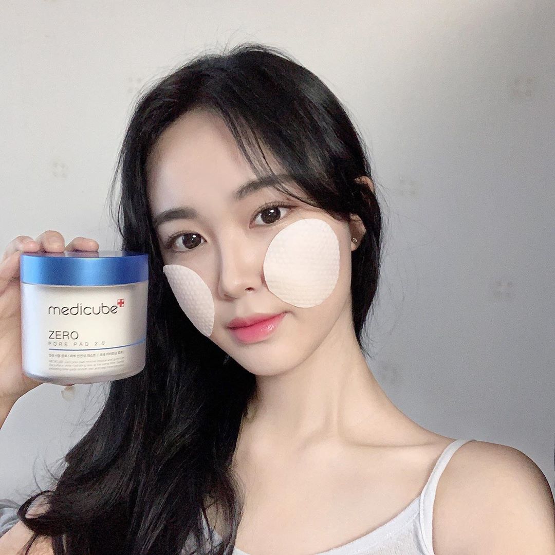 @shy__0818 on Instagram: “메디큐브 제로 모공 패드 2.0은 민감성 피부도 사용할 수 있게끔 만들어져서 저자극으로 피부를 진정시키고 보습을 줍니다. 새로 리뉴얼 된 케이스가 편리하고 집게도 들어있어서 위생적이에요. 11가지 임상을 완료한 모공타이트닝 효과, 피지개선, 노폐물…”