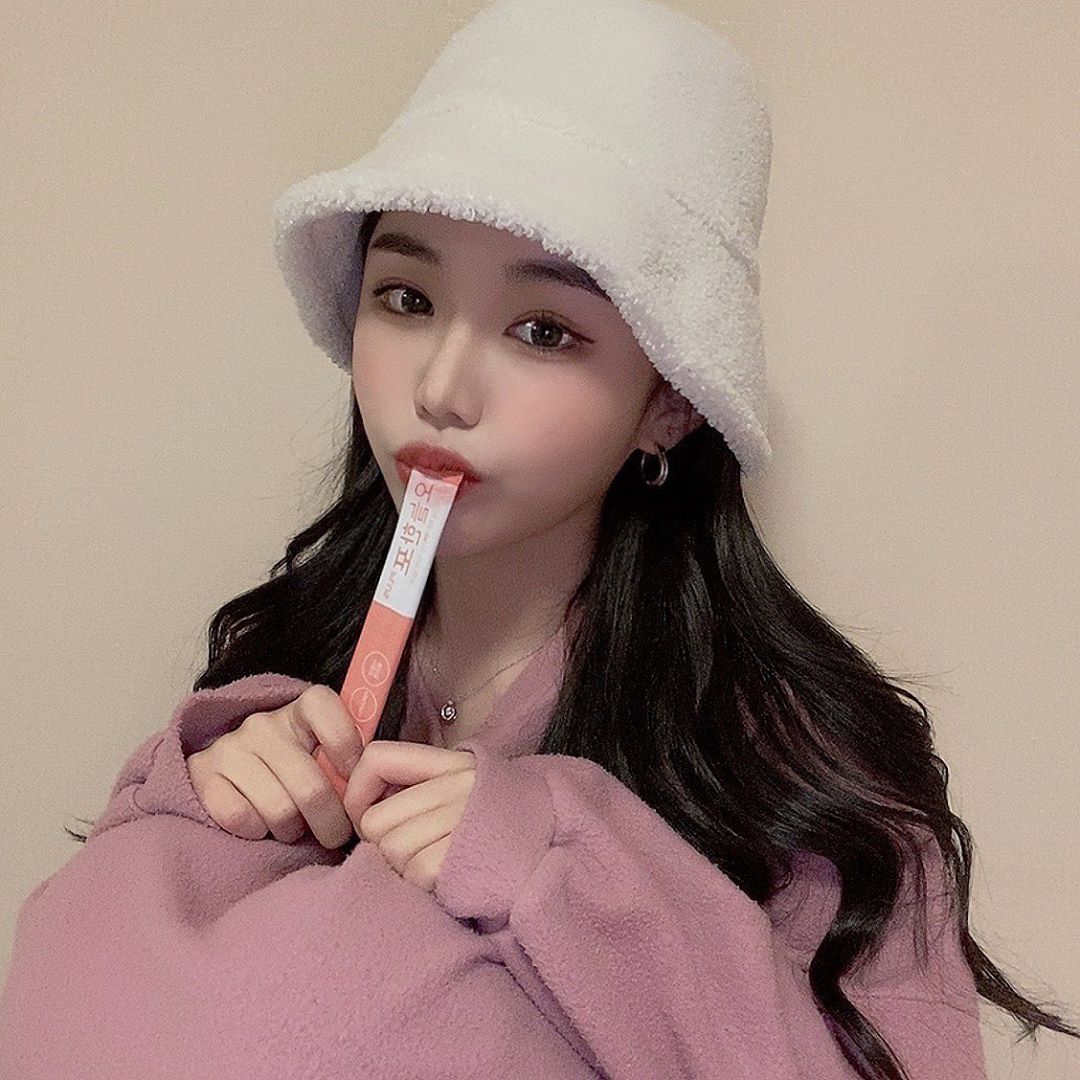 🍓디니듀🍒 on Instagram: “슬슬 관리의 중요성을 깨닫는 수진스가 요즘 맨날 챙겨먹는 (거짓말 아님) 🌼오늘한포🌼 이런거 아무리 엄마가 사다줘도 맛없으면 (리얼)안먹는데 얘는 솔직히 진짜 맛있어요 .. . 히비스커스에서 추출한 100% 식물성 콜라겐이고, 액상스틱으로 되어있어서…”