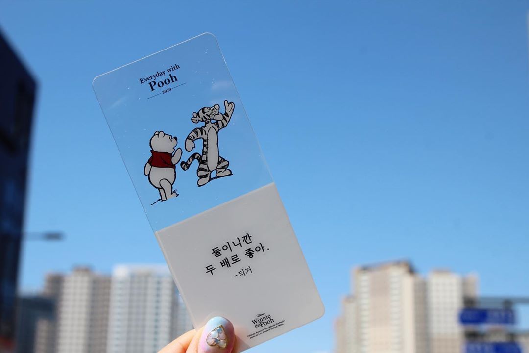 🍃 MinJu 🌸 on Instagram: “#EverydayPooh 사랑스러운 곰돌이 푸🐻. 봄과 함께 찾아 온 설레이는 푸 굿즈들. . 통통 튀는 티거🐯사랑스러운 피글렛🐷 다정한 이요르🐴 . . 책갈피 모으기에 빠진 요즘. 따숩한 하늘이 참 예쁘다.  에코백 에이커 숲 지도에 핀버튼 맞춰…”