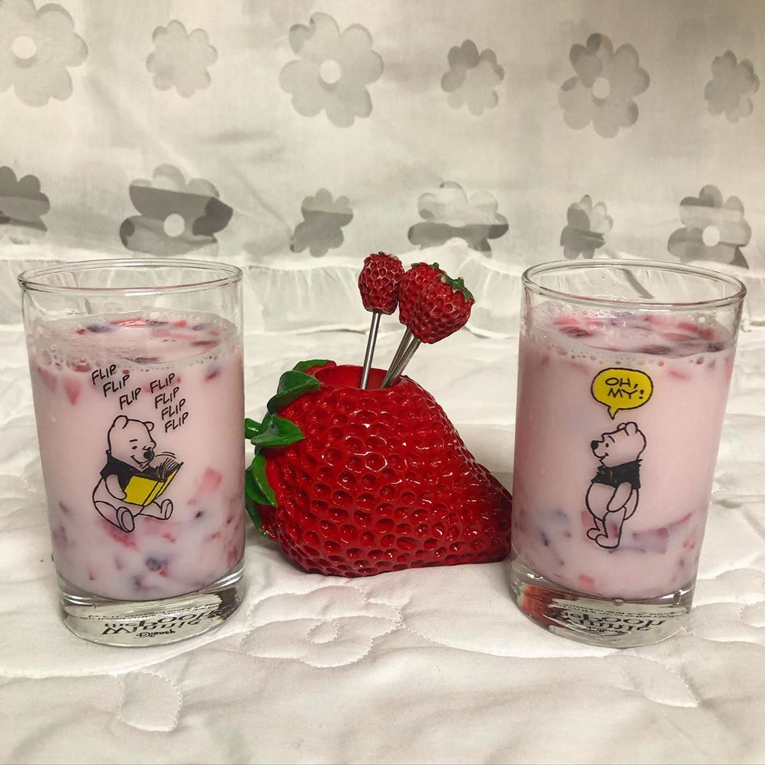 🇰🇷🇨🇳맛집헌터 Lv.23🍴 on Instagram: “이쁜 푸우컵에 딸기우유🍓🥛 곰돌이 푸우 굿즈가 나와서 저도 책갈피랑 컵 득템했어용🙈 곰돌이 푸우도 있고 피글렛도 있고 너무 귀여워용ㅎㅎ 책갈피도 너무 깜찍한 거 같아서 자주 쓸 거 같아요! 귀여운 푸우 컵에 엄마가 직접 만드신 딸기청 넣고 우유…”