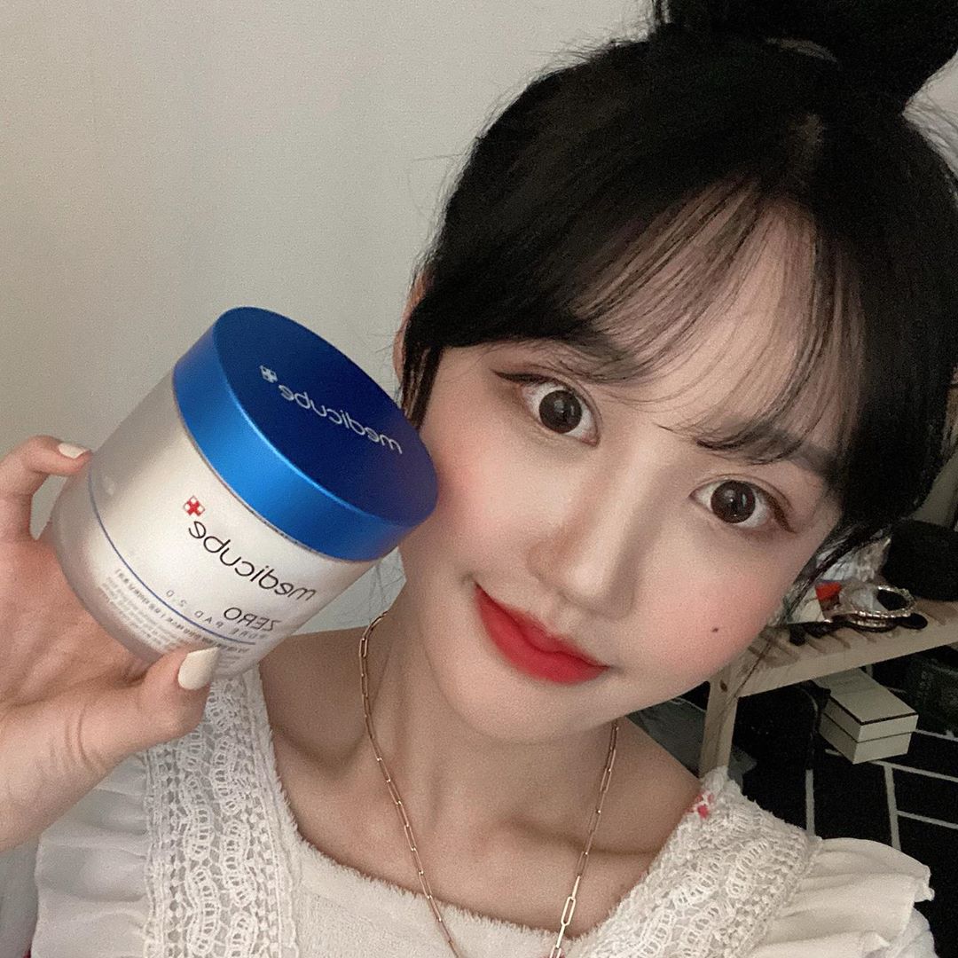 🍒 채냥이 🍒 on Instagram: “#메디큐브제로모공패드 기초 첫단계애서 슥슥 닦아주면 모공 피지 각질 모두 관리되어서 엄청 시원하고 피부가 보들보들 해집니닷 ! 😊 속집게가 들어있어서 위생적으로 사용 가능하고, 휴대용 케이스까지 있어서 수정화장용으로도 딱이라구요 !…”