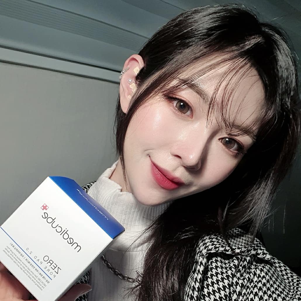 Susan on Instagram: “요즘 내 피부고민 1순위 모공! 유재석이 선전하는 제로 모공 패드 2.0은  11가지 임상을 완료한 모공 타이트닝 효과 제품으로  피지 개선은 물론 각질 및 노폐물 제거에 도움을 주는 믿고쓰는 패드 💕  제일 좋은게 휴대용기에 담아 수정화장용이나…”