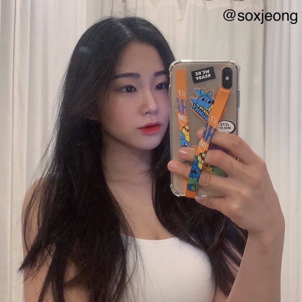 @soxjeong on Instagram: “단발해!말아? 그나저나 폰스트랩 이렇게 예쁘다고 ?🤔”