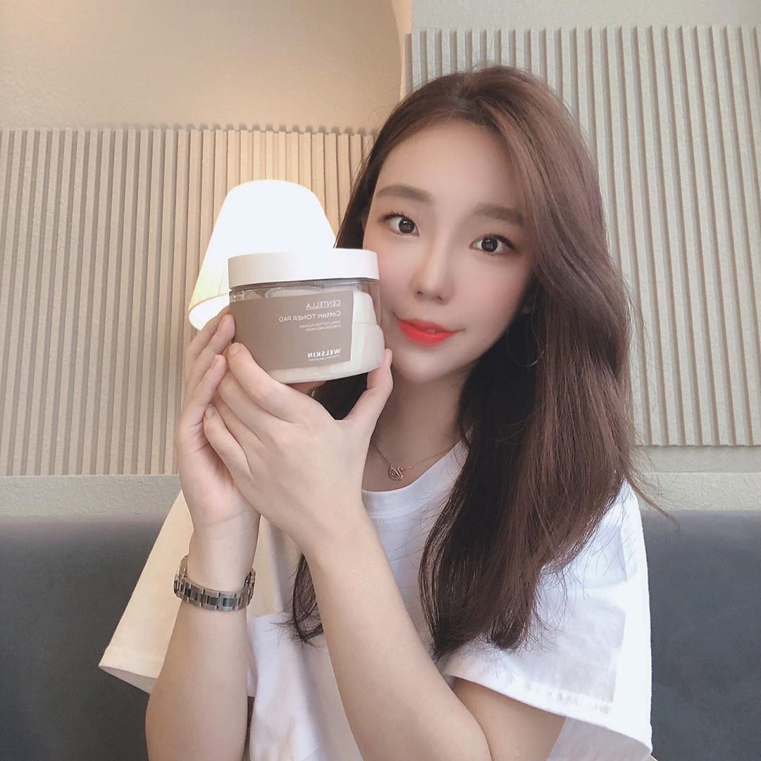 김은영 on Instagram: “목화솜 토너패드 사이즈가 무려 80mm !!!진짜 왕사이즈 넘나좋음👍🏻 병풍추출물 함유로 더욱 더 촉촉하게 수분팩까지👌🏻🧡 #웰스킨 #토너패드추천 #수분팩 #닦토 #저자극패드 #스킨패드 #수분패드 #패드추천 #센텔라목화솜토너패드
#리뷰쉐어 #ad”
