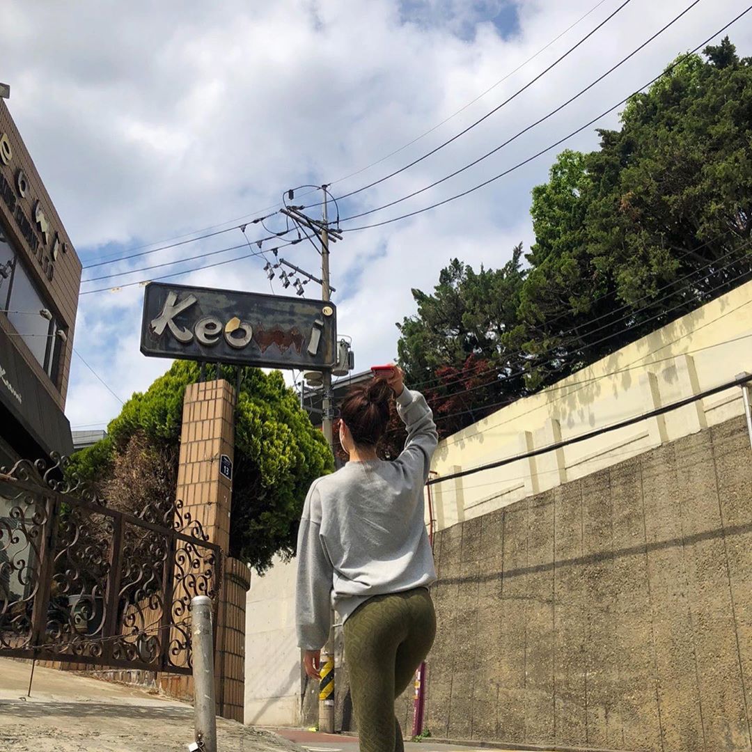 이승아 아나운서 (official) on Instagram: “휴일동안 엄청나게 먹고 불안한 마음에 이태원 산책 후 #글램디cla 로 마음 진정시키기🤣😃 #글램디 #glamd #글램디CLA…”