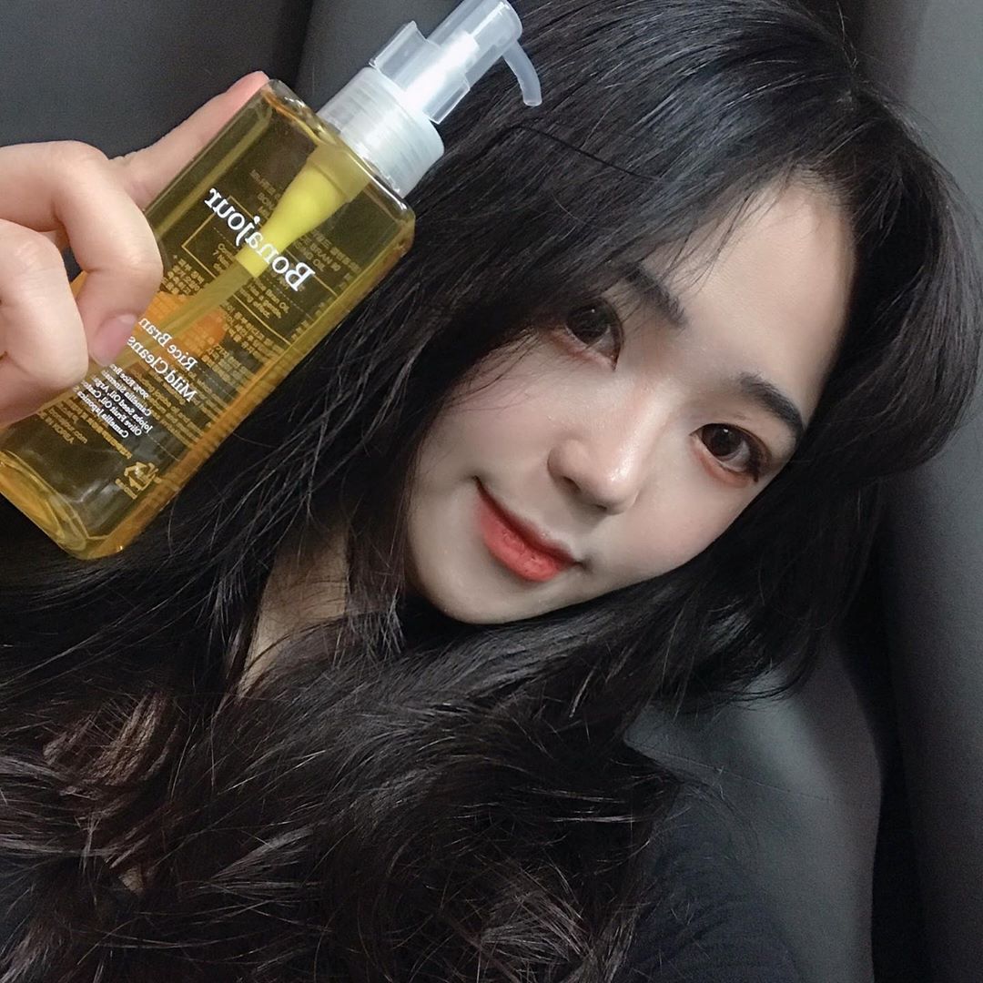 @dong_yo_mi on Instagram: “쌀겨로 만들어서 그런지 너무 순하고 피부에 자극도 안 주는 클렌징 오일 ❗️❗️ 세정력도 미쳤다 😭 매일 이걸로 피부 갱신하는 중 💕  #보나쥬르 #인정오일 #인정클렌징오일 #클렌징오일추천 #순한클렌징오일 #저자극클렌징오일 #블랙헤드클렌징…”
