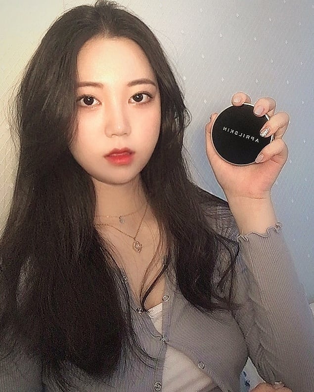 유화🇰🇷yuhwa on Instagram: “촉촉한데 커버 잘되구 향기도 좋아용🌸

#에이프릴스킨#aprilskin#매직스노우쿠션3.0#매직스노우쿠션#커버력좋은쿠션#쿠션추천#밀착쿠션#착붙쿠션#쿠션파운데이션#AD 
#무상제공by @aprilskin_korea #리뷰쉐어#ad Rex”