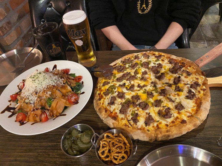 [독산동맛집/금천구청맛집]데이트, 단체모임 강추하는 넓고 분위기 좋은 독산동 피자집 마피아피자앤펍 금천구청점! 매콤불고기, 연어샐러드 양과 맛 너무 만족스러워요!(주차장,메뉴판o)