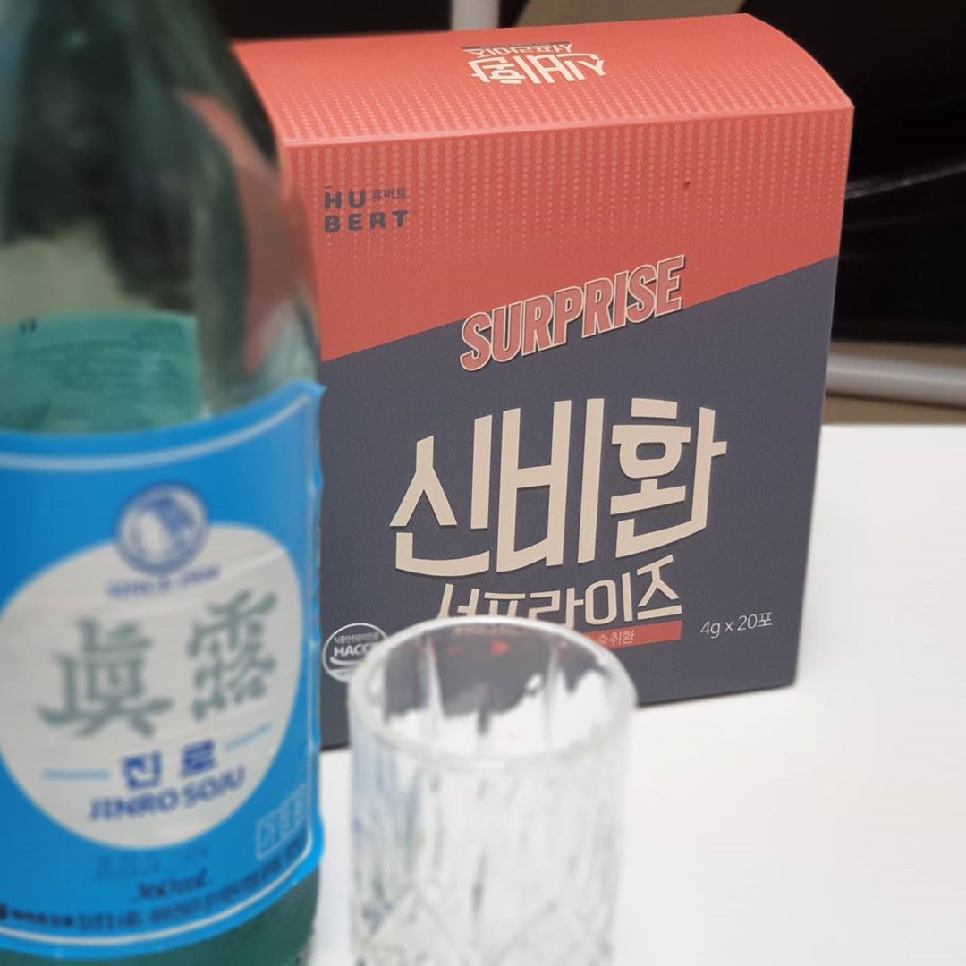 복슬아네 🏡 on Instagram: “👍 #숙취 . 술마시기 전후에 한포 간편히 후루룩~ 오프라인은 약국에서 판매되고 있는 신비환서프라이즈~👍 . 헛개등 18종의 한약 원료가 들어간~ 식물성 발효 원료 배합 숙취 해소제~ 80억 마리의 유산균도 있다는 프리미엄숙축해소제 먹고나니 술도 덜…”