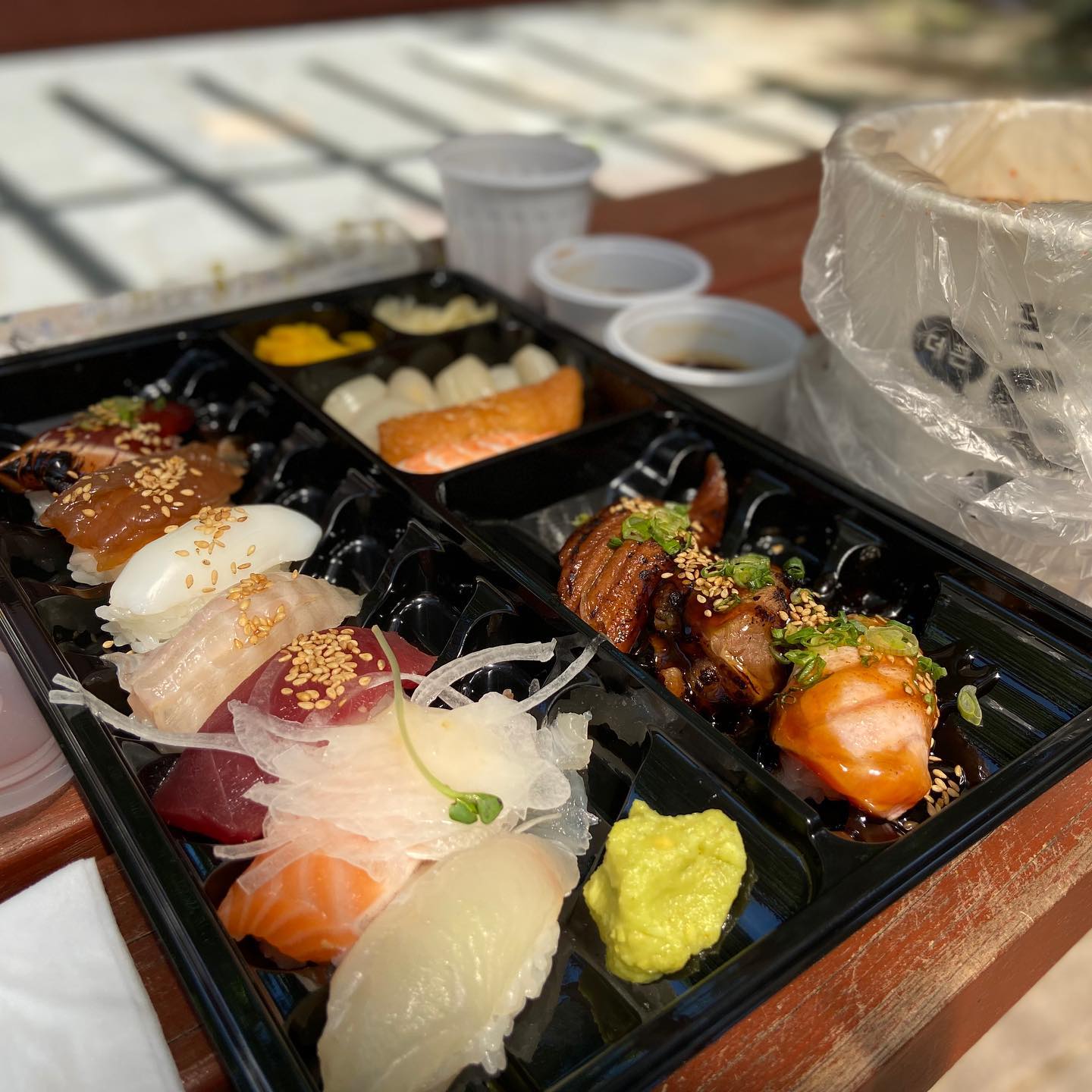 #북항정성초밥 #목포정성초밥 #초밥맛집
/
날이 풀려서 동생이랑 공원에서 초밥 테이크아웃해서 먹었다!
/
특선초밥 16,000원
우동 5,000원
/
완전 싱싱하고 신선하고 존맛탱👍
여길 왜 이제 알았지?
다음엔 가게에서도 먹어봐야겠다😋
/
mialalai 제 프로필링크 타고 오시면 더 자세한 후기 있습니다(블로그) 놀러오세요👀🎶
/
/
/
#목포초밥 #초밥먹방 #먹스타그램 #foodstagram #sushi #🍣 #먹팔 #좋아요반사