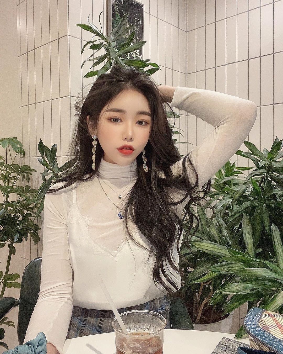 🍓디니듀🍒 on Instagram: “블링블링 이즈 수진 ~~ 블링블링 이즈 귀찌~~✨ . 귀찌여서 귀 안뚫어도 착용 가능 💖 금속알러지 있어도 착용 가능 💖 이렇게 화려한 귀걸이는 귀에 무리가 많이 가서 귀찌로 착용하는 분들이 많다네요 🤔 .…”