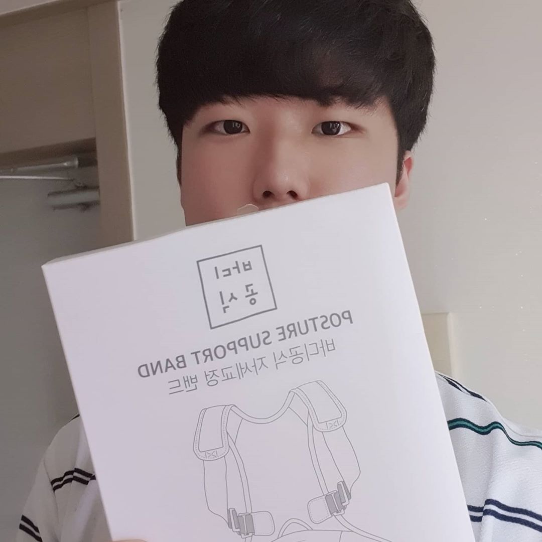 구형찬 on Instagram: “어깨는 당겨주고 구부정한 등은 펴주어 자연스럽게 바른 체형으로 만들어 주고 체형에 맞춘 교정밴드는 불편하지 않고 흐트러진 자세를 바로잡아줍니다!!! . 허리 , 등, 어깨의 바른자세를 미리 잡아주며, 잘못된 체형으로 인한 원인모를 통증을 없애줘요!!…”
