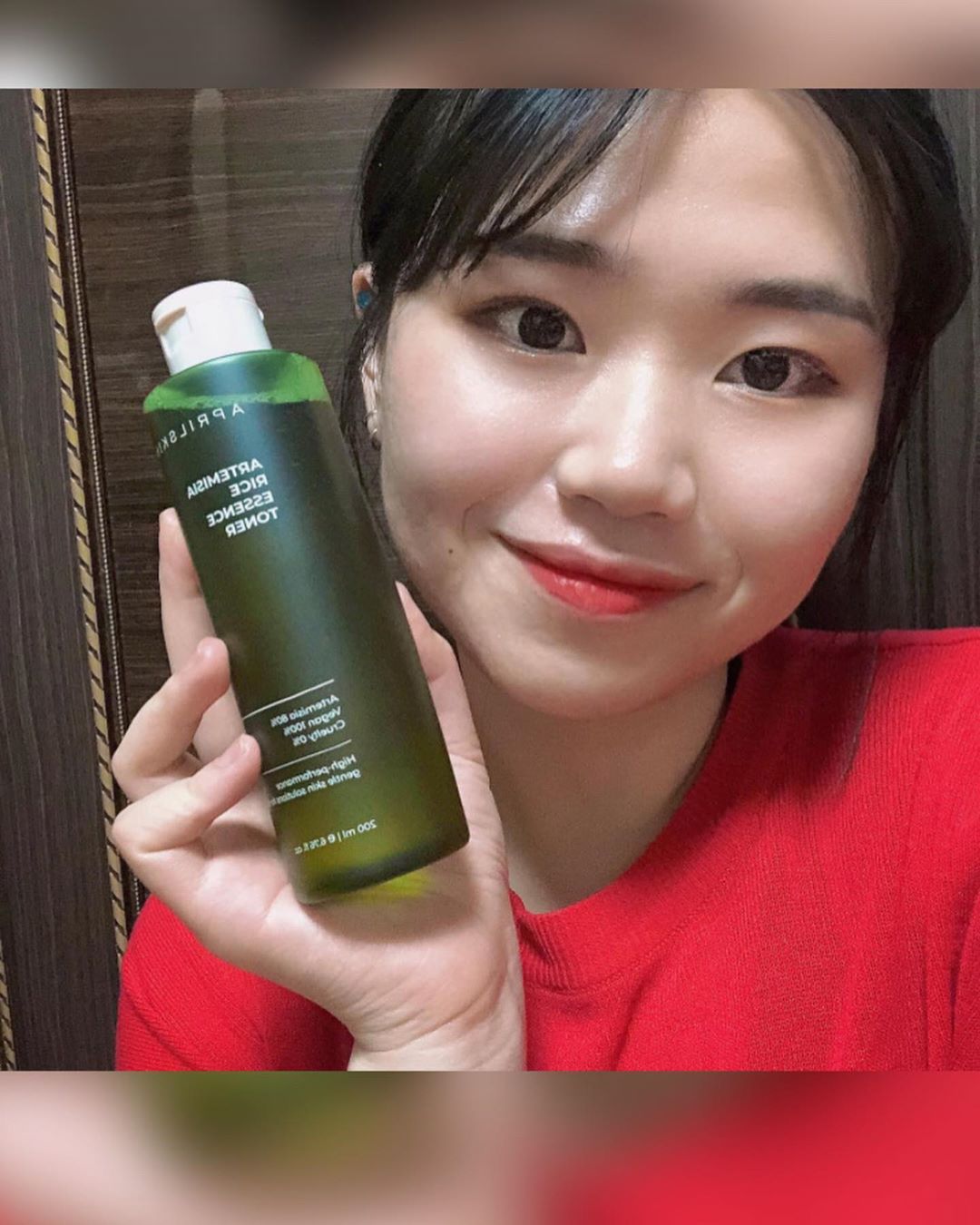 박수아 (朴秀妸) on Instagram: “여름철 무너지는 화장 앞에서 장사 없다는데 여깄네! 에이프릴 스킨 쑥떡 에센스 😉 진정 효과 덕에 트러블로 잠 재울 수 있지롱 . . .  #에이프릴스킨 #aprilskin #쑥떡토너 #쑥떡에센스토너 #진정토너 #각질토너 #토너추천 #데일리#토너…”