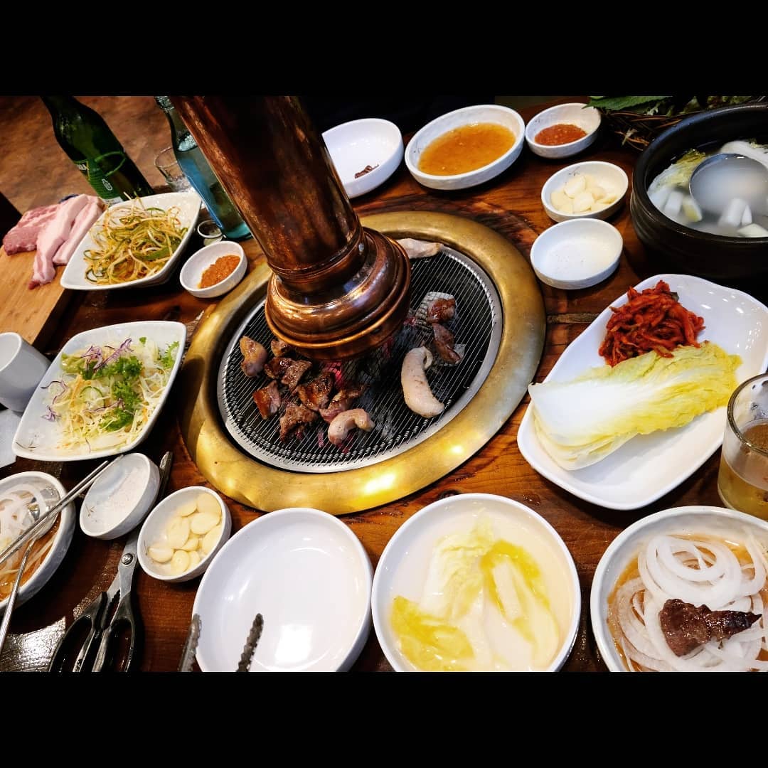 주말내내 먹방😂

점심에 까르보나라 요리해먹고
간식이라며 아빠가 베라와 도넛을,,
저녁은 오랜만에 외식하러 ☺

이틀 집에있으니 어색하다.. (사실 의심증상 땜에 의도치 않은 자가격리;)
맨날 끼니는 밖에서 주로 먹었는데
집에서 맛있는것들도 챙겨주시고,
아빠는 항상 술드시면 얘기가 많아지셔..
마음이 뭉클했다 ㅠ.ㅠ

아직 이런게 서로 낯설지만 
어떡해야 서로 다가갈 수 있을지😔

#반오십#주말#불토#방콕#몸살감기 #일상#어버이날#부모님#맛저#간식#점심#맛점#파스타#삼겹살#여행#펜션#숯불구이#분위기#강서#맛집#가양맛집#몸보신#술#힐링#먹스타그램🍴#photography
#like#followforfollowback#love