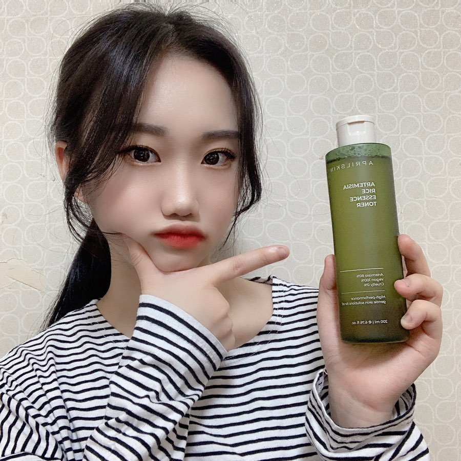 최유진 on Instagram: “✨ [에이프릴스킨] 쑥떡 에센스 토너 ✨  저번에 쿠션 이후로 에이프릴스킨에서 온 두 번째 협찬인데 쿠션도 너무 잘 사용하고…”