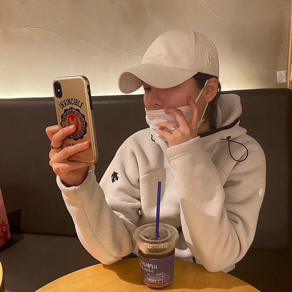 연 on Instagram: “아이언맨 덕후 최주연(24세)
퀄리티도 좋은데 스토어팜 오픈으로 이벤트도 하고있어서 여러개 쟁여놓고 매일매일 휴대폰 케이스 바꾸는 맛에 산다,,, 💙”