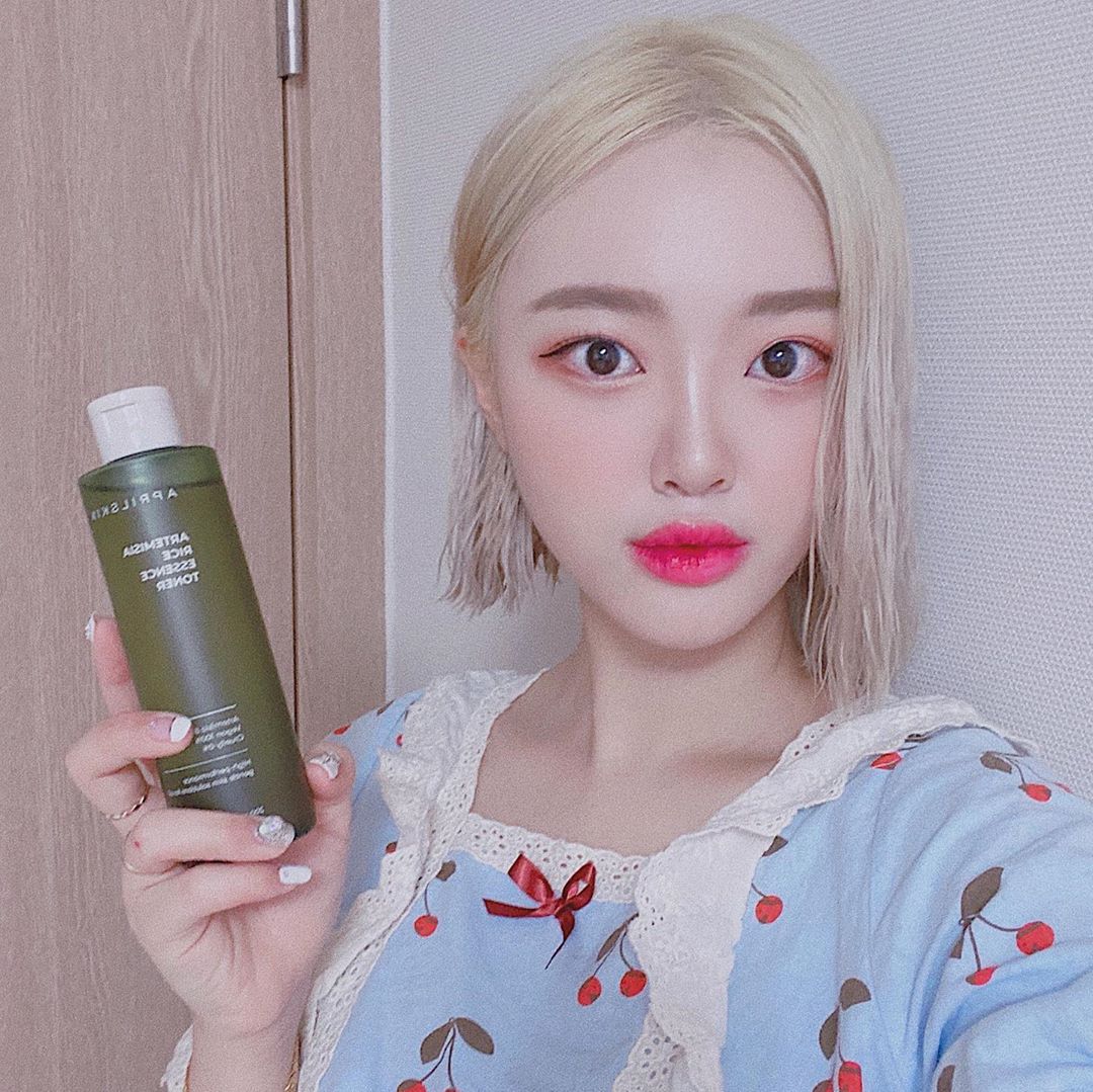 𝒽𝑒𝑒𝒿𝒾𝓃 on Instagram: “요즘 쑥으로 된 에센스가 대세♥︎ 이거 바르면 속건성, 수부지 다 잡아준다 ෆ 믿고쓰는 에이프릴스킨💦 촉촉해🌱 . . [쑥떡 에센스 토너] - 쑥떡…”