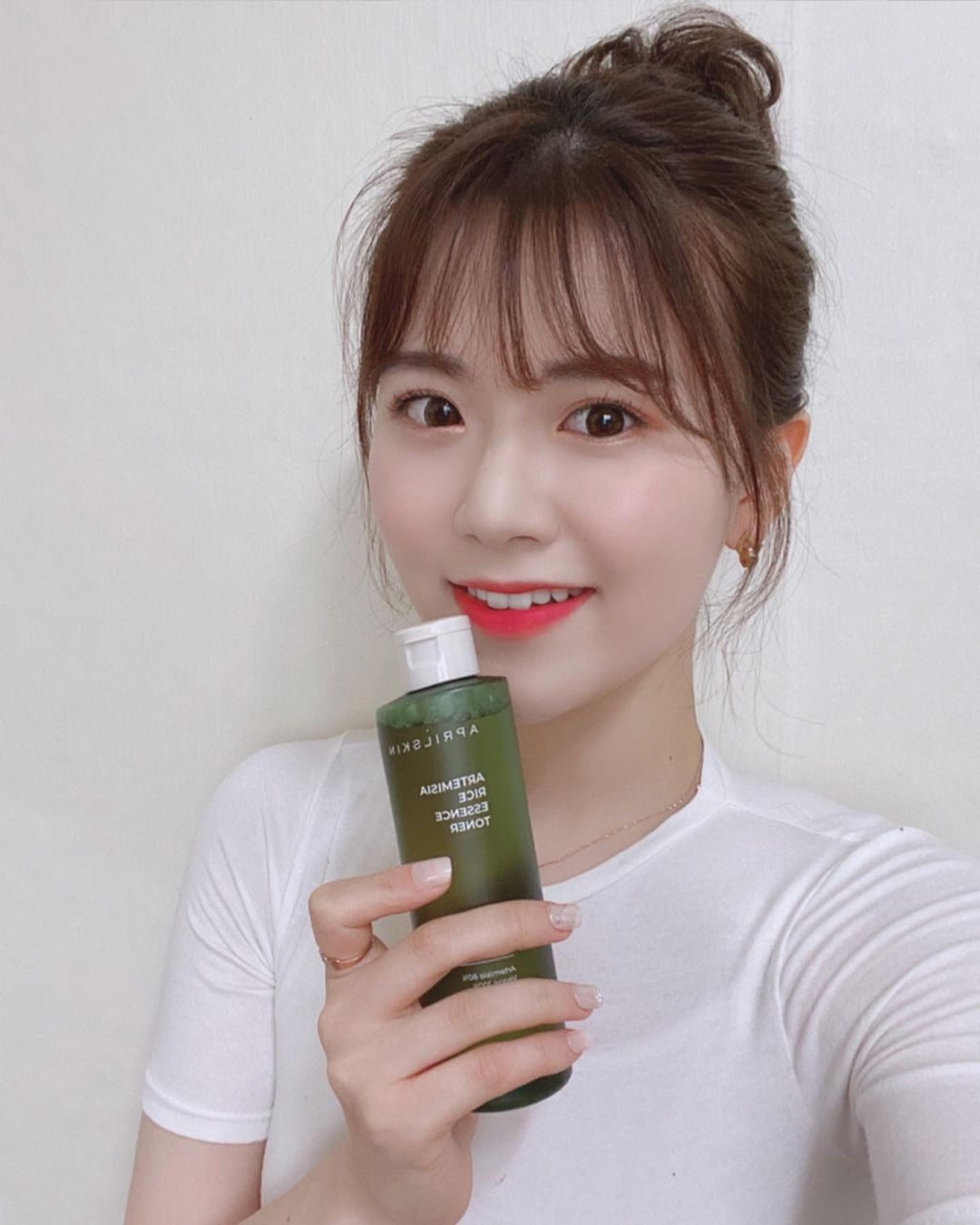 이채연 on Instagram: “에이프릴스킨 쑥떡 에센스 토너❤️ 쑥의 진정 에너지와 쌀의 생기 에너지를 한 병에 담은 고기능 에센스 토너 동물성 원료를 제외한 착한 비건 에센스 토너 .