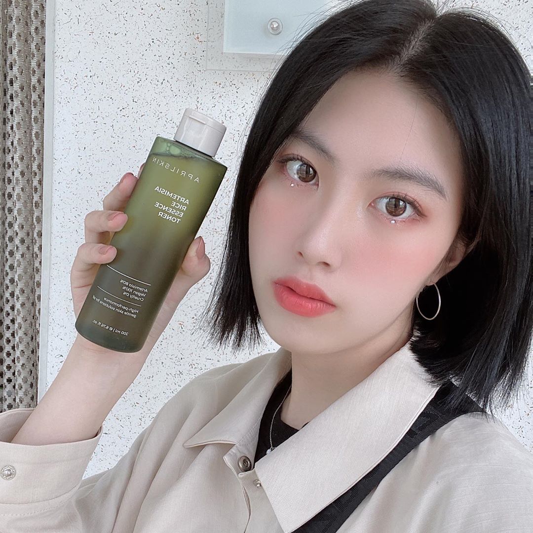 서인 on Instagram: “에이프릴스킨 쑥떡 에센스 토너를 사용해봤어요! 쑥의 진정 에너지와 쌀의 생기 에너지를 한 병에 담은 고기능 에센스 토너라고 해요❤️ - 임상시험을 받아 2주만에 피부가 개선된다고 하는데 확실히 사용후에 피부결도 좋아졌고 더 촉촉해졌어요! - 동물성…”