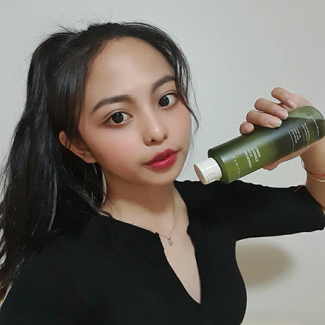 신지영 on Instagram: “마스크때문에 피부가 많이 상하는 요즘을 위해 새로 출시된 토너💚 에이프릴 쑥토너 💚  잠깐만 화장해도 뾰루지 올라오고 화장을 지워도 남아있는 텁텁한 노폐물들 말끔하게 정리가 돼서 너무 좋더라고😆  민감성 피부도 걱정없이 사용가능하다해서 써봤는데…”