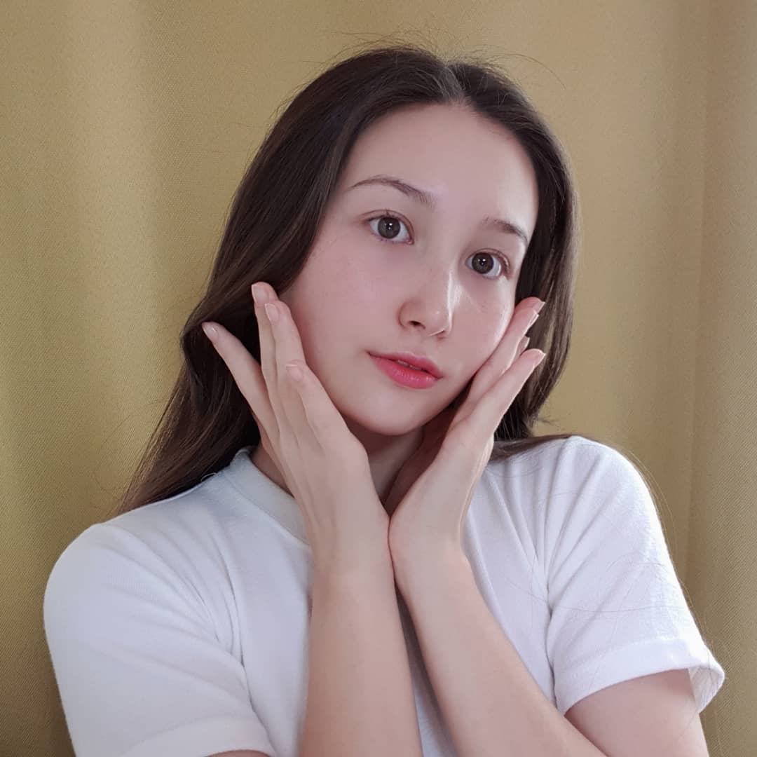 kids model 정다솔Dasol 😍 on Instagram: “@aprilskin_korea 쑥떡 에센스 토너🍃 - 요즘 한창 마스크 때문에 들쑥날쑥한 피부에 진정과 생기 기능이 뛰어난 쑥떡 에센스 토너로 성난 피부 회복 중이에요!! - 확실히 피부결이 개선 되는게 눈에 보이고 특히 트러블 진정에 효과를…”