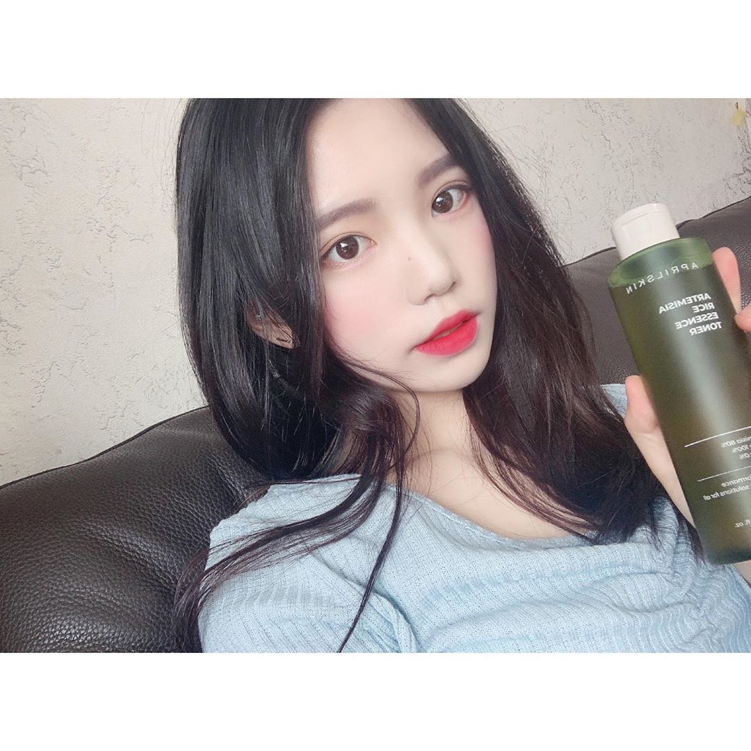 @927s2 on Instagram: “민감성 피부도 2주만에 달라지는 #쑥떡에센스토너 엄청 건조한 피부라 아무리 기초를 탄탄하게 해도 자고 일어나면 얼굴이 건조하고 피부결도 안 좋았는데, 쑥떡토너 쓰고 난 후로 부터 탄력있고 촉촉한 피부 완성! 피부결도 좋아지고, 겉보습은 물론…”