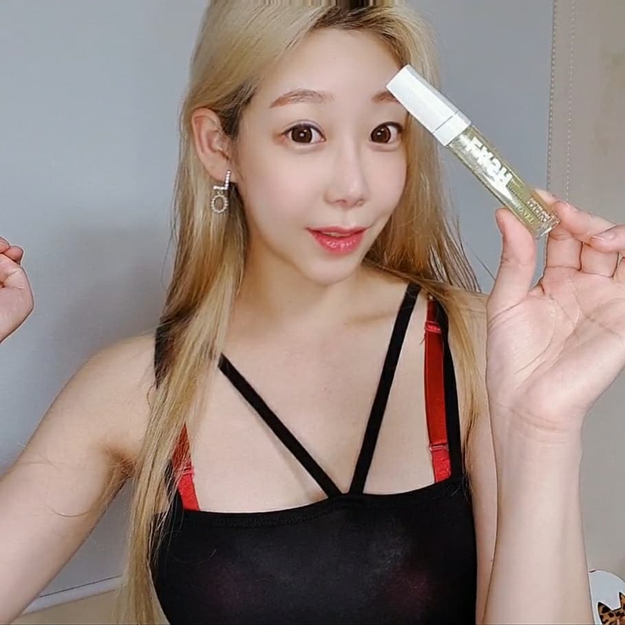 다희 DAHEE on Instagram: “요즘 확실히 빈곤했던 속눈썹이 자라나고 있는게 보임! 그래서 더 강력한걸 원했는데 요고요고👀 #디오넬시크릿래쉬 영양제 쭉쭉 더 길어져라 나의 속눈썹들아💟