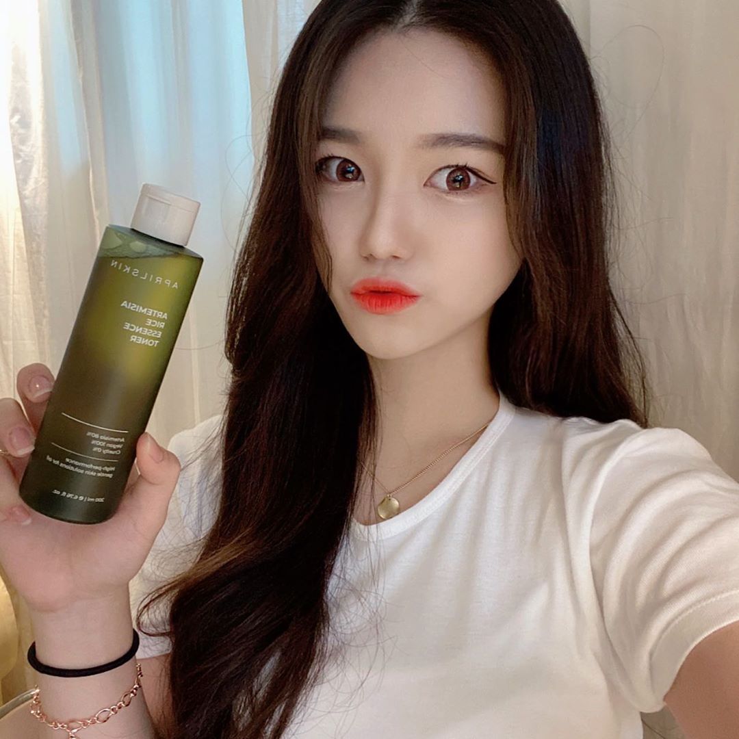서유진 on Instagram: “🌿 에이프릴스킨 쑥떡 에센스 토너 🌿 ✔️쑥의 진정 에너지와 쌀의 생기 에너지를 한 병에 담은 고기능 에센스 토너 ✔️무려 9가지의…”