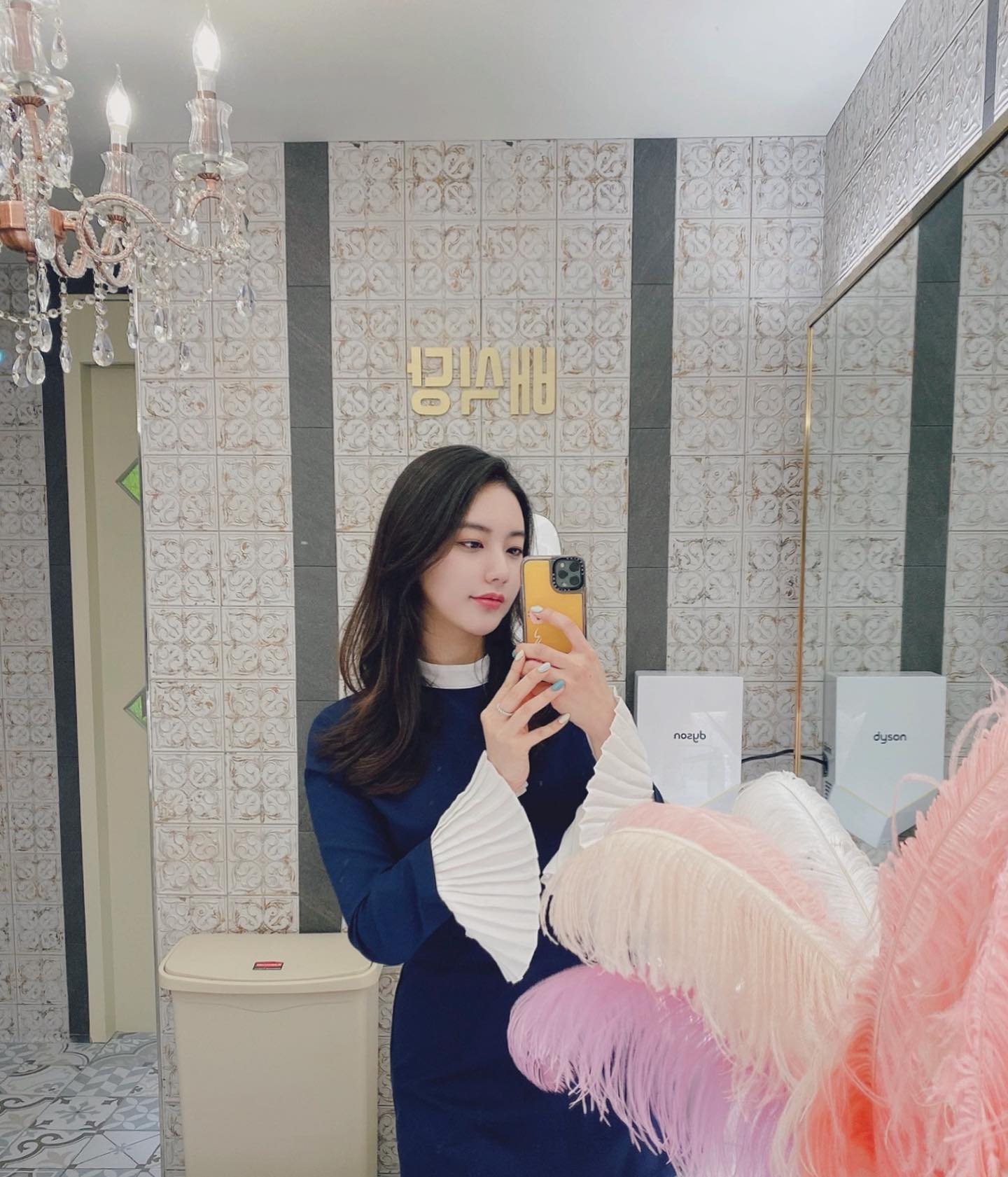 요즘 핫하다는 #배식당
여기가 포토스팟이라길래🤣 빠질수 없지!!
우니트러플육회랑 곱창떡볶이 너무 맛있게 먹고왔다💓
#맛있는거추천해주는사람착한사람 #압구정맛집 #청담맛집 #셀카 #오오티디 #데일리룩 #원피스