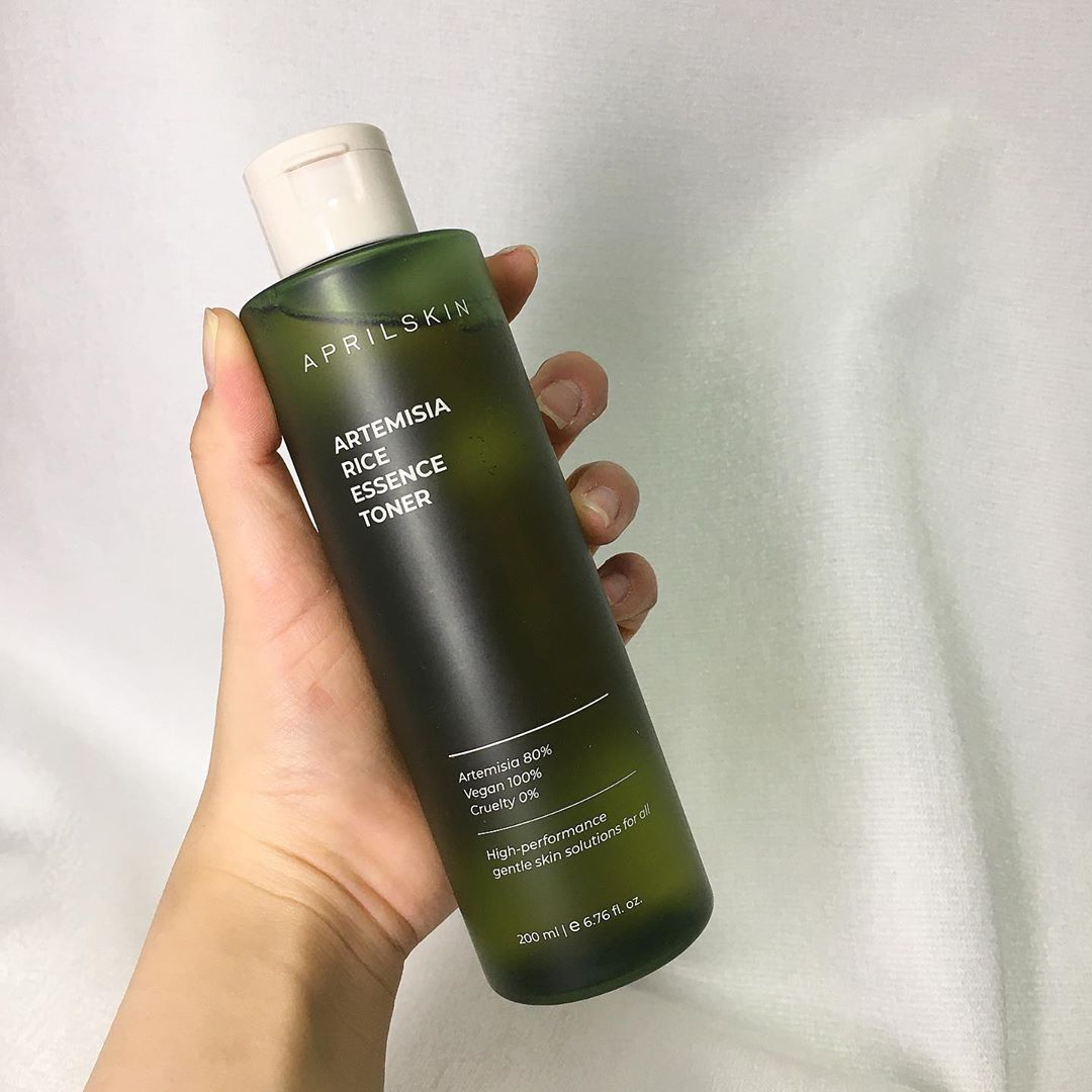 HUSY.후시’s Instagram post: “#에이프릴스킨 #쑥떡에센스토너 💚여러분~~ 완전 촉촉하고 산뜻한 토너💚를 소개스켜드릴게요😎 - 경북 영천의 쑥💚추출물 80%…”