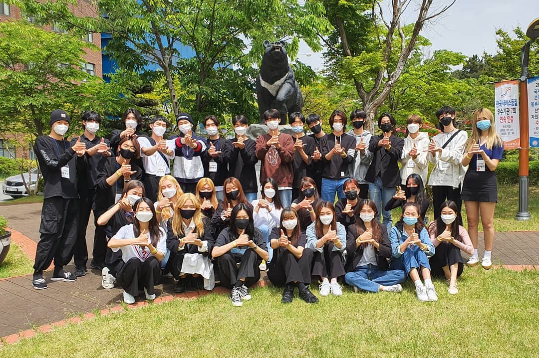 덕분입니다.

포기하지 않고 그 자리에서 최선을 다해주신 의료진과 봉사자 여러분들 덕분에 모두가 힘을 낼 수 있습니다.

한국뿐 아니라 모든 나라들이 Covid-19 종식을 위해 노력하고 있습니다.
하루빨리 그날이 오기를 기원하며 지금도 최전선에서 노력해주시는 여러분들께 존경과 감사의 마음을 전합니다.

요즘 다시 생기고 있는 많은 국민들의 불안함과 걱정들도 이 첼린지를 통해 조금이나마 해소되어보길 바래봅니다.

hyony.kim 김효진교수님께 받아 이렇게 함께 할 수 있게되어 감사드립니다. ^^ daeduk_models

건강한 대한민국과 코로나 종식을 위해 큰 응원과 지지 부탁드립니다 
#감사합니다
#존경합니다
#덕분에챌린지 
#코로나19 를 넘어보아요!!!
#힘내세요 ~~~!!👍👍👍
#대덕대모델과