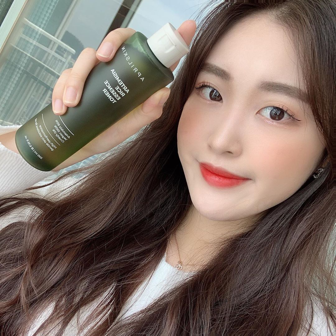 🌸 지윤 (2000. 07. 31) 🌸 on Instagram: “ෆ 에이프릴스킨 쑥떡 에센스 토너 ෆ . ✔️민감성 패널 테스트 완료 ✔️피부 안전성 테스트 완료 . 촉촉하고 피부가 건강해지는…”