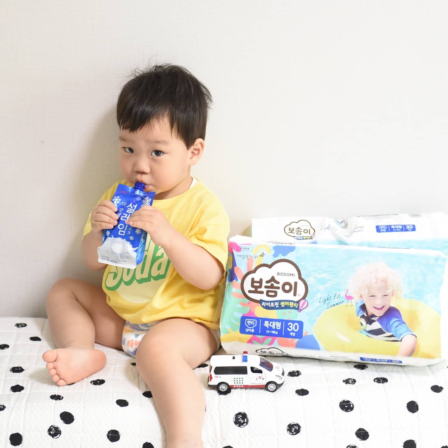 #보솜이라이트핏썸머
올해 #여름기저귀 너로 정했다
.
보솜이 라이트핏썸머의 에어링 겉커버로
습해지기 쉬운 기저귀 안의 습기와 열기를 배출해주어 
더운 여름철 땀띠와 발진 걱정으로부터 
아기 피부를 보호해 주네요 :)
.
울 아들 튼실한 편이라 허리밴드 레그밴드도 중요한데
에어링 허리밴드로 땀 걱정 NO, 쪼임걱정도 NO
한여름에도 자유롭게 편안한 움직임을~ㅎ
.
여름기저귀 조건으로 빠른 흡수력도 빼먹을 수 없죵
한여름 땀까지 흡수하는 리프레싱 시트가 높아지는 체온을 낮춰준대요
.
이번 여름은 더 덥고 길다고 하는데
#보솜이 #라이트핏썸머 
소듕한 울 아가들 여름기저귀로 꼭 쟁이셔요
.
.
bosomi_official
#보솜이썸머 #보솜이라이트핏썸머 #기저귀 #기저귀추천 #썸머기저귀 #팬티기저귀 #애스타그램 #육아스타그램 #일상 #육아맘 #여름대비 #여름준비 #AD