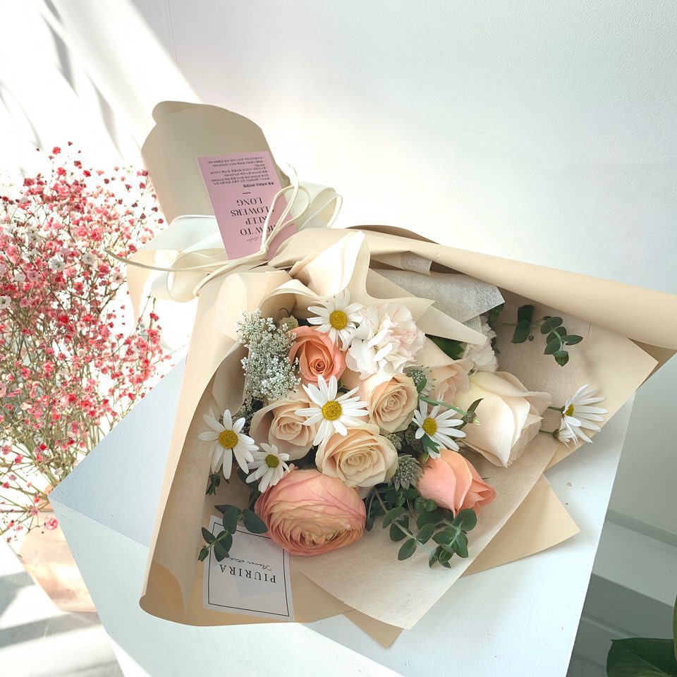 오늘 #로즈데이 를 맞이해서 
평소 하지 못했던 말들을 
장미 꽃과 함께 사랑하는 분의 하루를 꽃으로 물들이며
 감동을 선물하는 날이 되었으면 좋을 것같네요❛◡❛„✿
-
-
-
-
+ #스승의날 예약 문의도 가능하대요! -
-
-
- •─────────•°•❀•°•────────•
🌹상품예약̆̈ 및 수업문의 🌹 -
▪️𝗄𝖺𝗄𝖺𝗈+ [ 피우리라플라워스튜디오 ]  검͎색͎ 🔍
▪️ᴛᴇʟ.  010-5262-2904
▪️𝘐𝘯𝘴𝘵𝘢𝘨𝘳𝘢𝘮. piurira_flower •─────────•°•❀•°•────────•