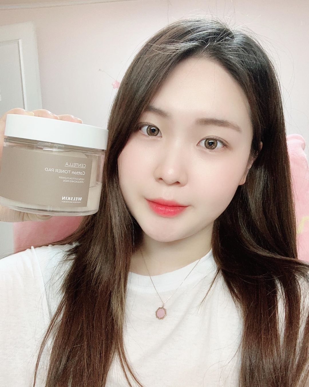 이다영💕(연아의하루) on Instagram: “웰스킨 센텔라 목화솜  토너 패드❤️ 목화씨까지 그대로 보이는 목화솜 토너패드이고! 순면 목화솜으로 피부에 자극이 적어서 너무 좋아요!! 그리고  병풀추출물이 함유되어있고, 토너가 엄청 많아서 피부가 엄청 촉촉해져요! 또! 밤에 수분팩으로도…”