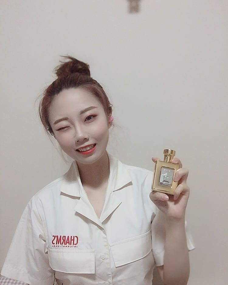 송아연 ソンアヨン on Instagram: “믿고 쓰는 포먄트 향수가 새로 나왔는데 역시 향은...크으👍👍 진짜 너무 좋아요ㅠㅠ 전 세계 0.1%의 마스터 퍼퓨머가 조향했다는데 딱 남자향수??? 남자들이 잘 쓸거같은 향이에요!! 남자친구한테 선물해도 완전 좋고 금빛이라 완죤 고급스러워요!!…”