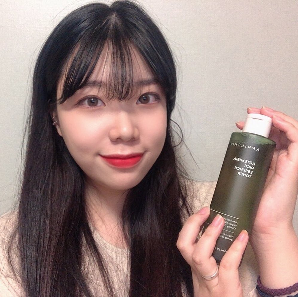 임댕 ღ 솔댕 on Instagram: “@aprilskin_korea #쑥떡에센스토너 토너 🍃  쑥의 진정 에너지와 쌀의 생기 에너지를 한 병에 담은 고기능 에센스 토너입니다. 무려 9가지의 임상시험을 받아 2주만에 달라지는 피부(피부결 개선, 피부 탄력 개선, 피부 겉보습/속보습…”