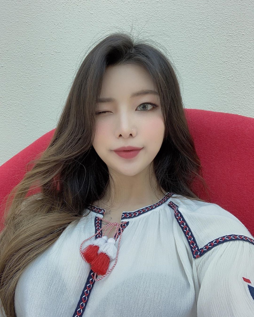 김 딸기🍓 on Instagram: “⠀
나눙야 여름쿨톤
마포 메이크업 101에 다녀왔는데
내 피부톤도 알 수 있었고
처음으로 이래 여성스럽게 꾸며봤띠
⠀
위치 : 서울 마포구 토정로37길 19 3층
전화 : 010-6397-1016”