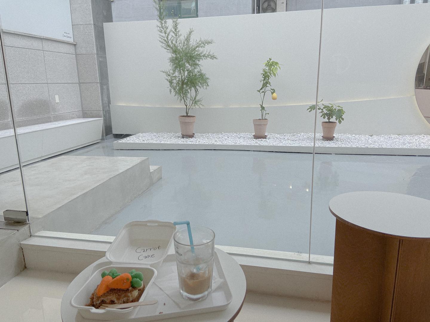 죄송하지만..
인스타에선 커보이는 카페가
왜 항상 가보면 작죠?
혼카하는데 작은공간은
너무 민망💦