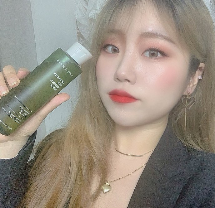 나린 on Instagram: “. 쿠션도 잘 만드는 에이프릴스킨의 정〰 말 순한 #쑥떡에센스토너 에요😊 🌿쑥의 진정에너지+🍚쌀의 생기 에너지를 한병에 가득…”