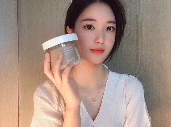 아리 on Instagram: “#아리pick 잦은촬영으로 예민해진 피부탓에  순한제품만 찾게되는 요즘  제가 기초라인으로 사용하고 있는 목화솜 토너패드🧺 .…”